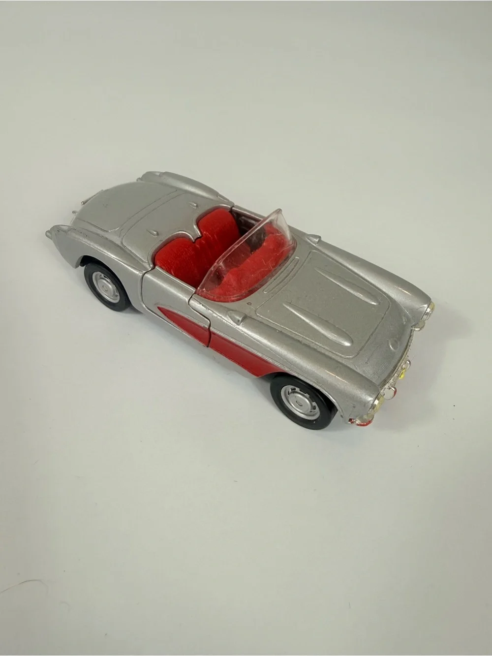 Die-Cast Retro Model Cars 1957 Maisto Chevrolet Corvette Scale 1739